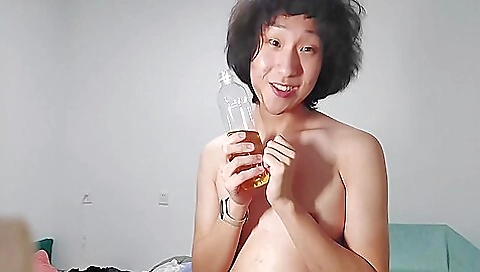 Asian babe with nice body masturbates her feet in fetish