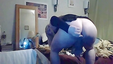 Amateur milf is analizing and fingering on the couch